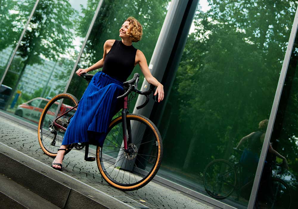 Moderatorin Yvonne Oswald mit ihrem Gravelbike